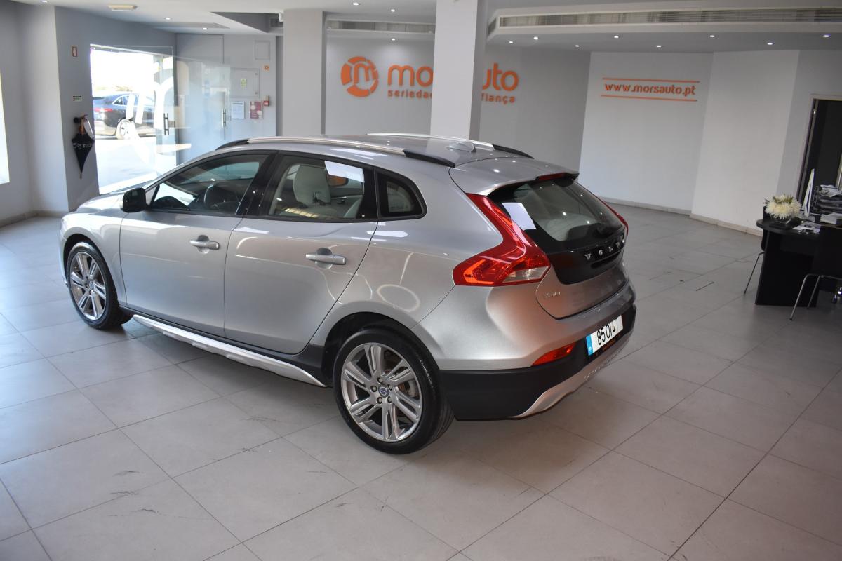 volvo-v40-cross-country-2014-diesel-1560cc