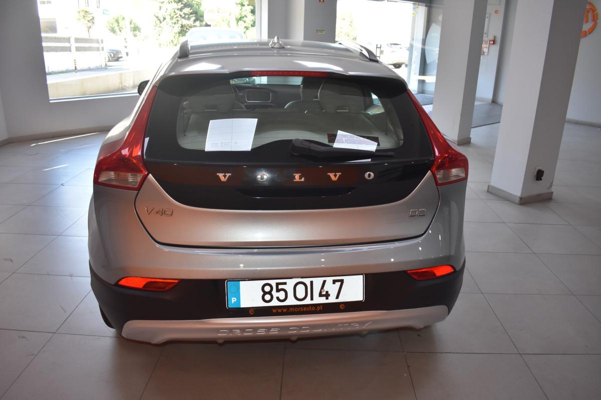 volvo-v40-cross-country-2014-diesel-1560cc