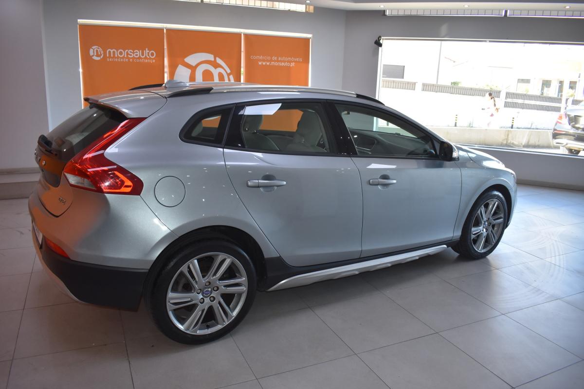 volvo-v40-cross-country-2014-diesel-1560cc