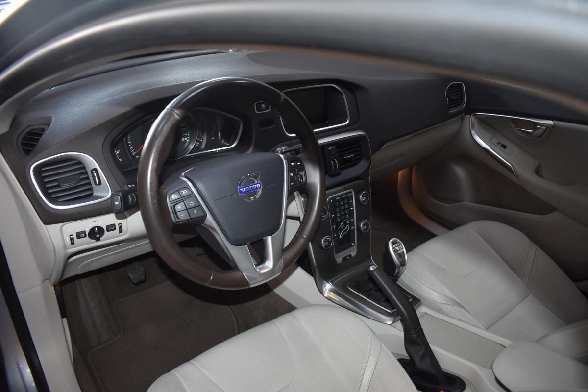 volvo-v40-cross-country-2014-diesel-1560cc