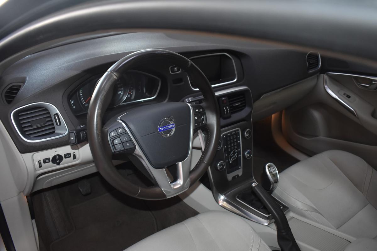 volvo-v40-cross-country-2014-diesel-1560cc