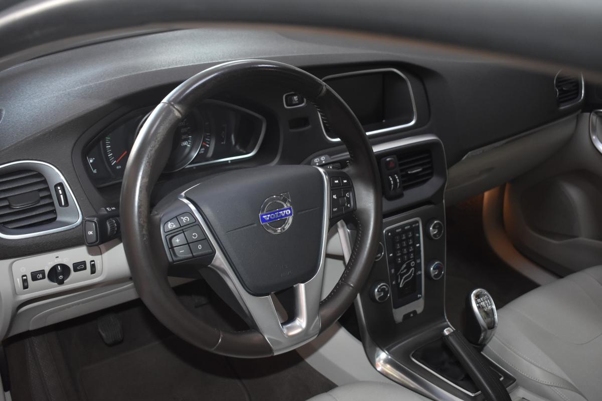 volvo-v40-cross-country-2014-diesel-1560cc