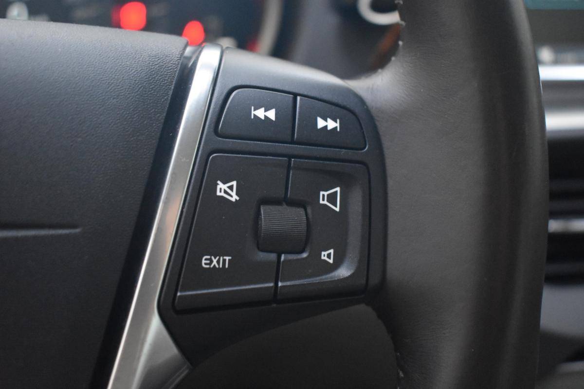 volvo-v40-cross-country-2014-diesel-1560cc