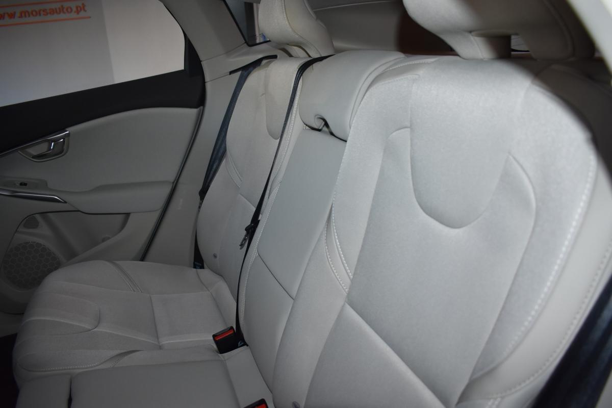 volvo-v40-cross-country-2014-diesel-1560cc