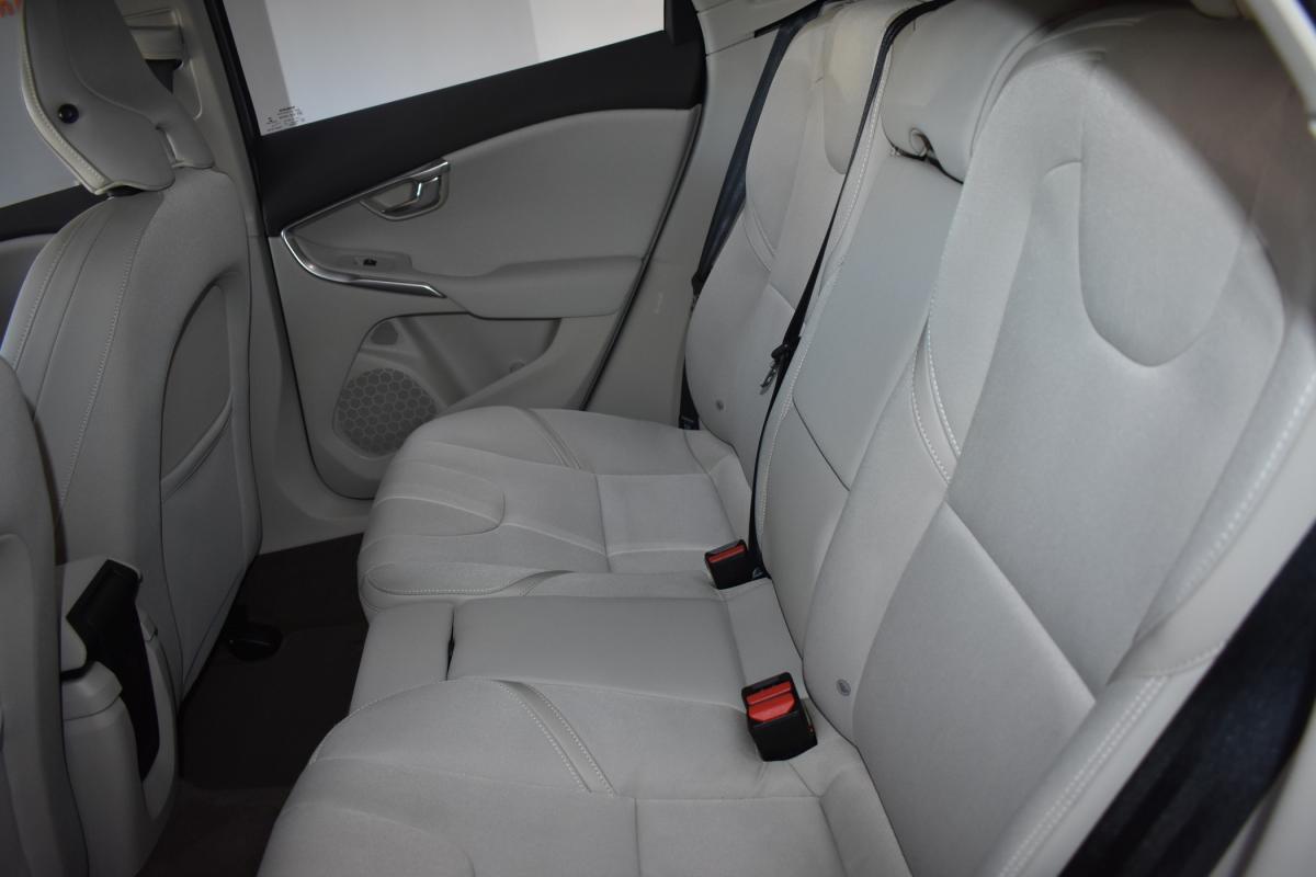 volvo-v40-cross-country-2014-diesel-1560cc