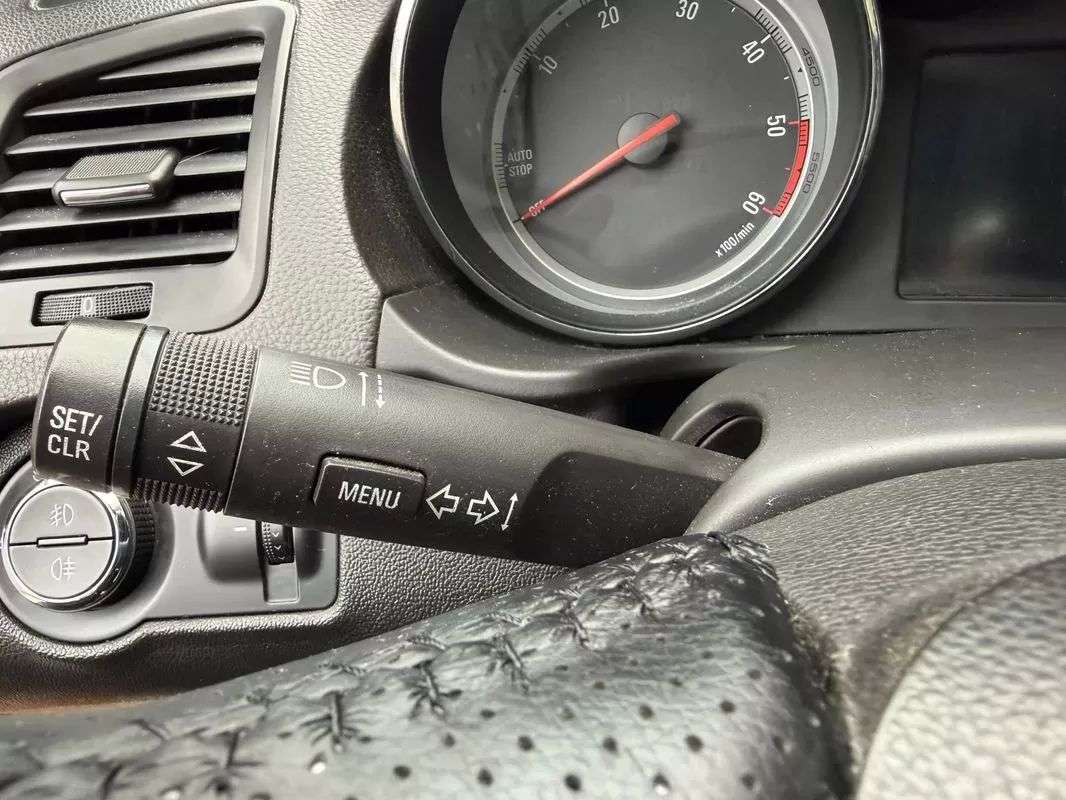 opel-insignia-sports-tourer-2011-diesel-1956cc