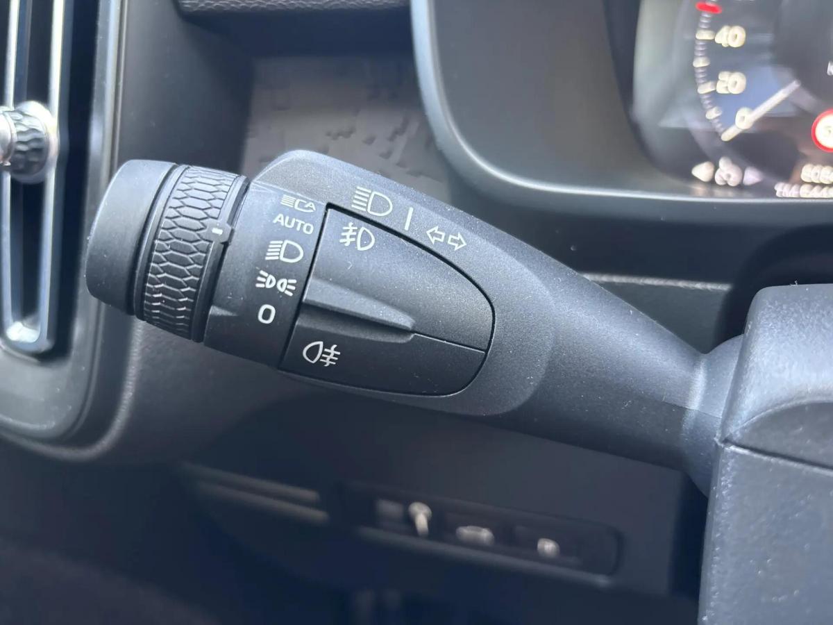 volvo-xc40-2023-hibrido-a-gasolina-1477cc