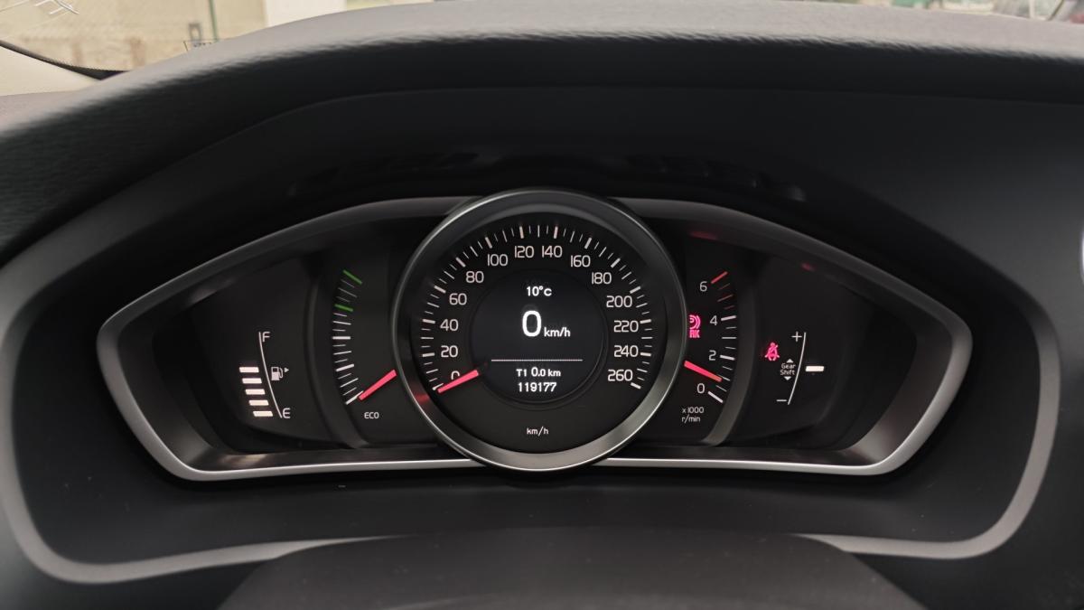 volvo-v40-2015-diesel-1560cc
