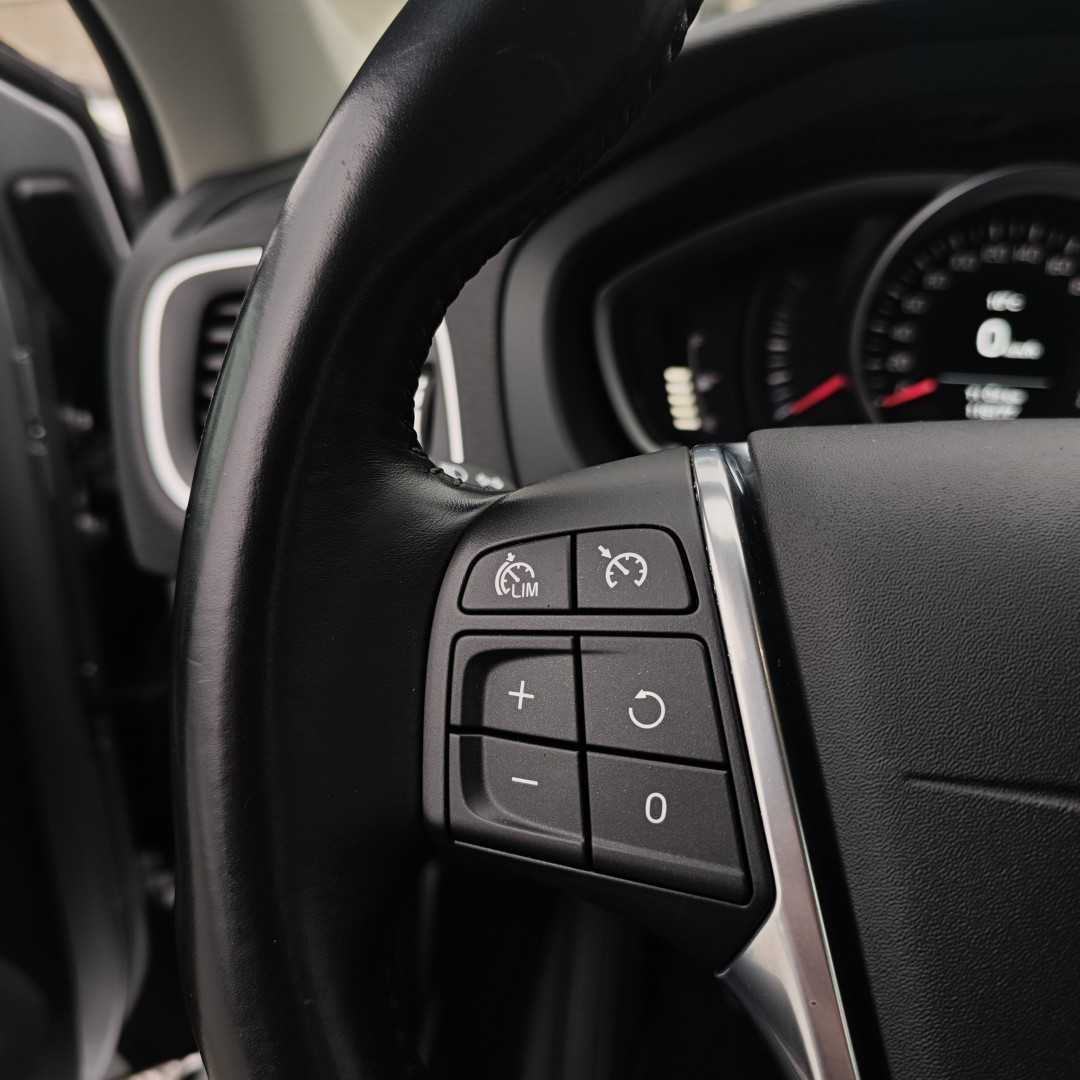 volvo-v40-2015-diesel-1560cc