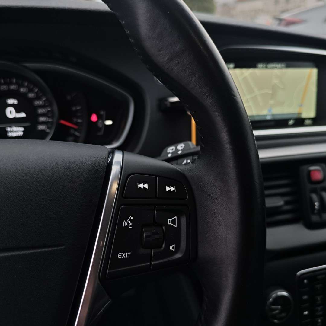 volvo-v40-2015-diesel-1560cc