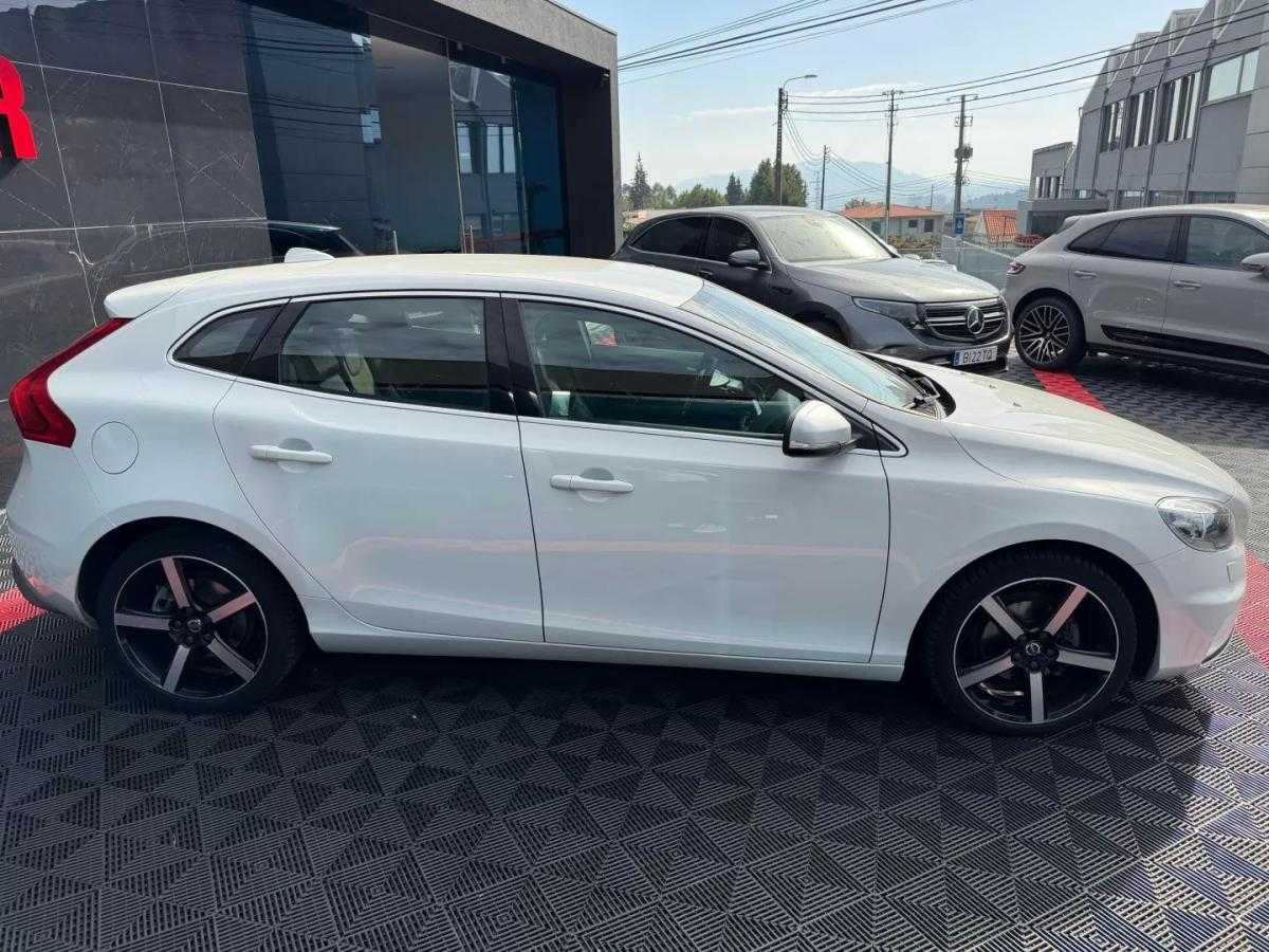 volvo-v40-2015-diesel-1969cc