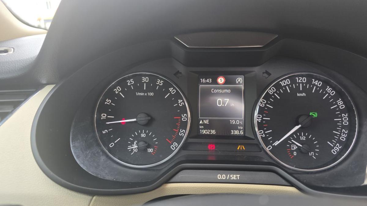 skoda-octavia-break-2015-diesel-1598cc