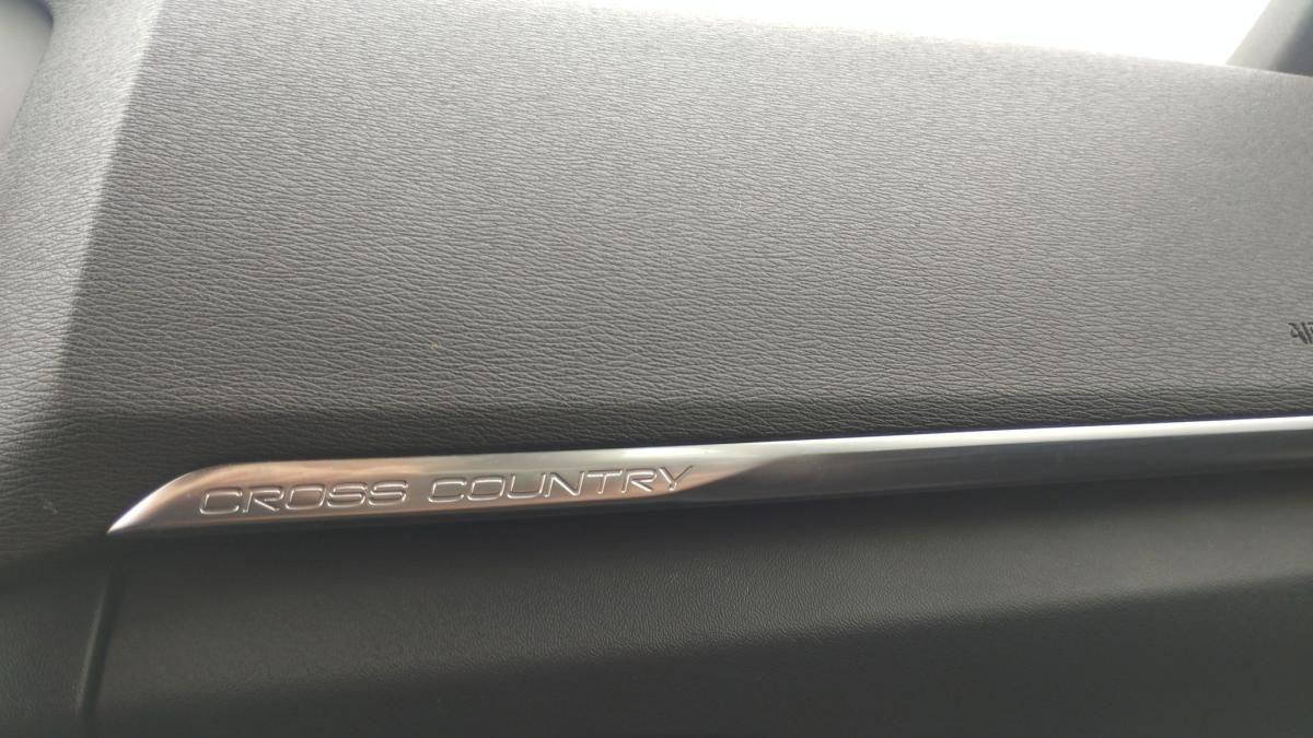 volvo-v40-cross-country-2015-diesel-1560cc