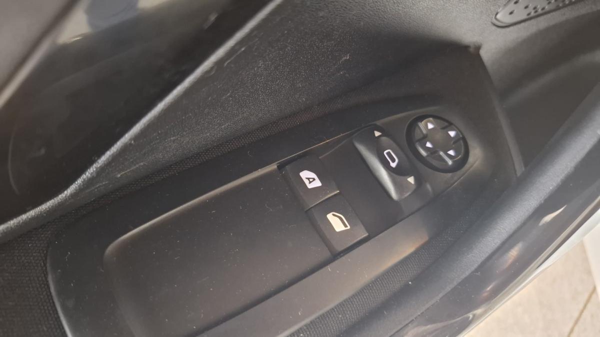 peugeot-208-2015-gasolina-1199cc