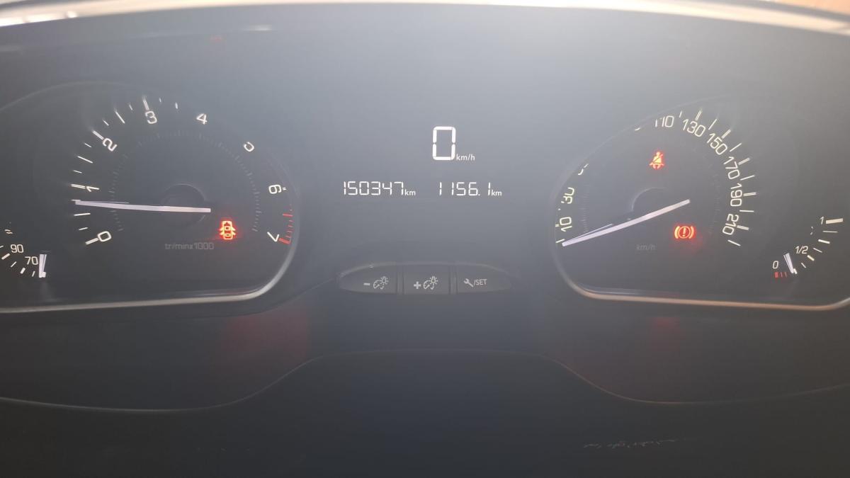 peugeot-208-2015-gasolina-1199cc