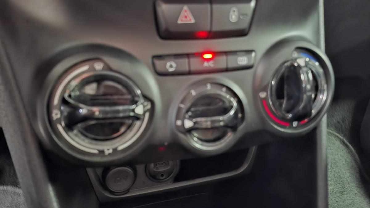 peugeot-208-1-2-vti-2015-gasolina-1199cc