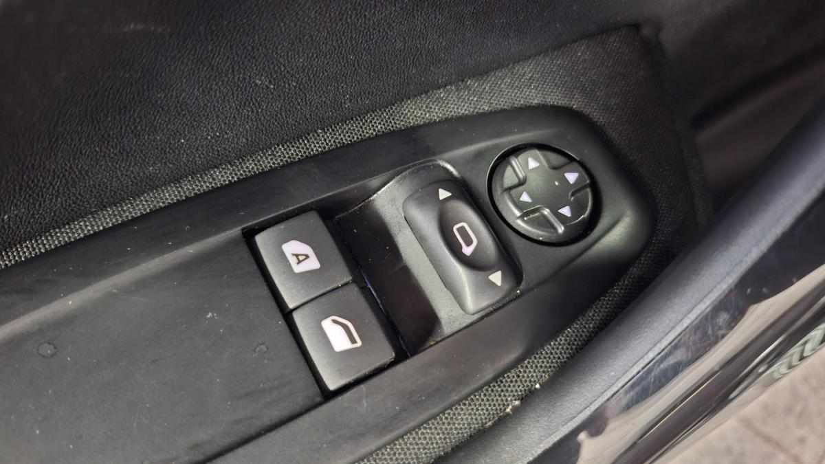peugeot-208-1-2-vti-2015-gasolina-1199cc