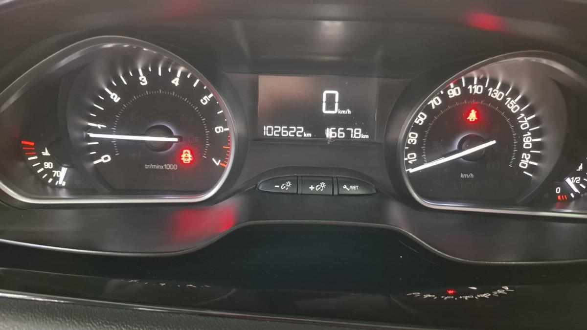 peugeot-208-1-2-vti-2015-gasolina-1199cc