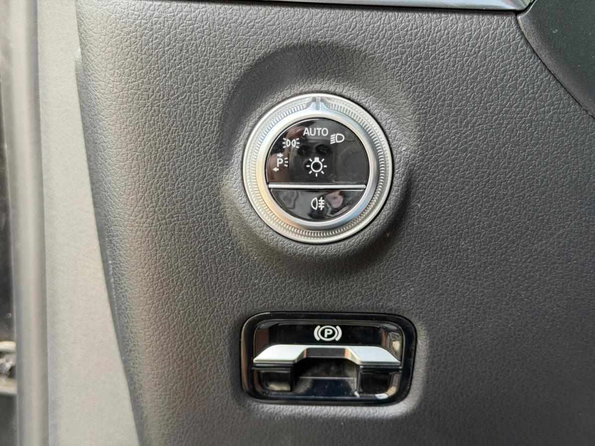 mercedes-benz-classe-c-300-e-2023-hibrido-a-gasolina-1999cc