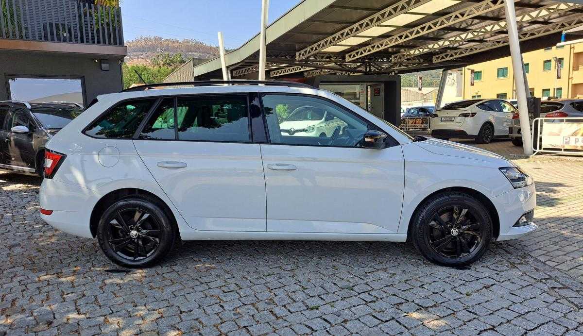 skoda-fabia-break-2022-gasolina-999cc