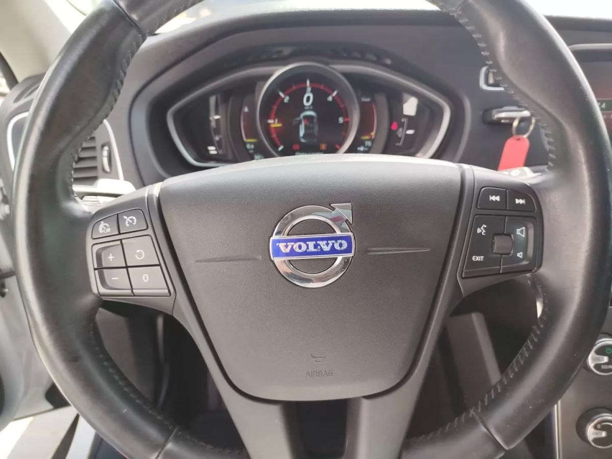 volvo-v40-cross-country-2014-diesel-1560cc