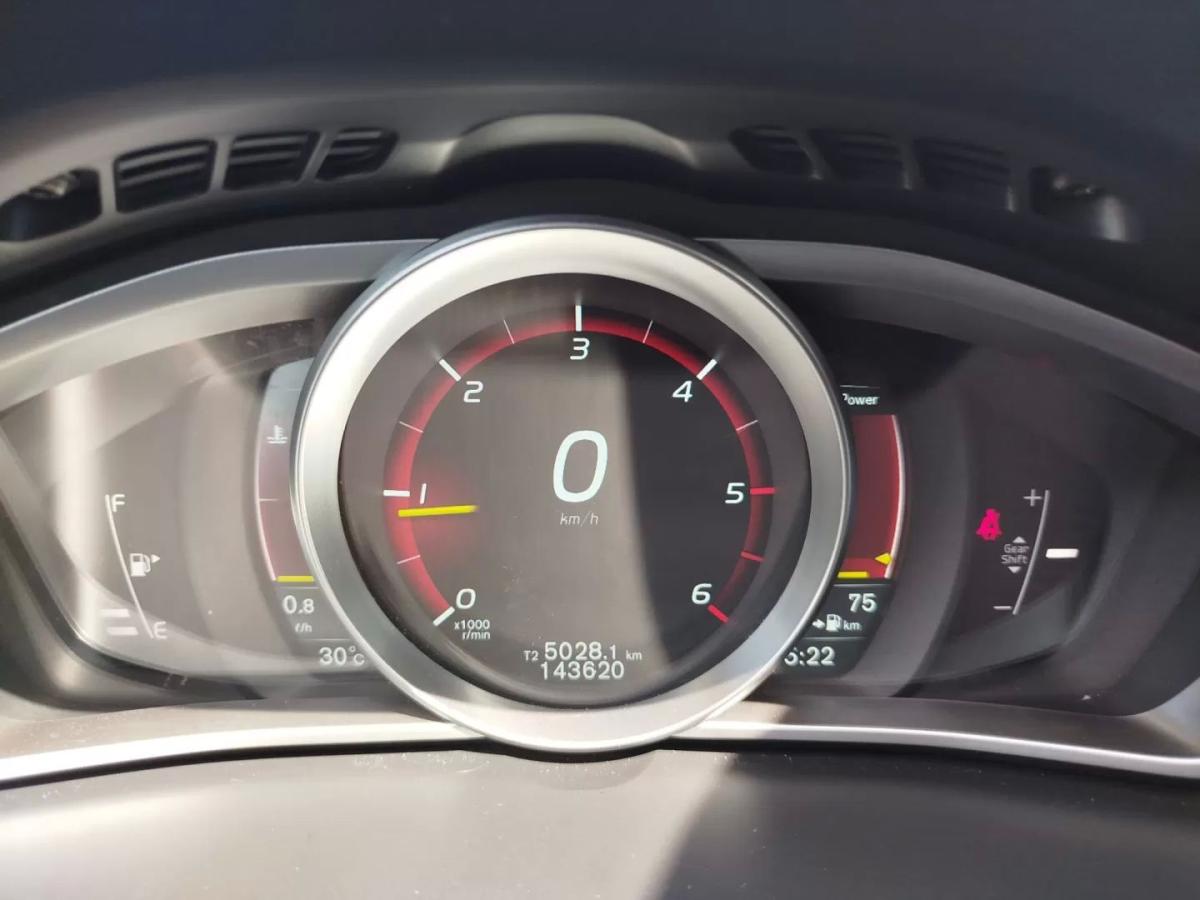 volvo-v40-cross-country-2014-diesel-1560cc