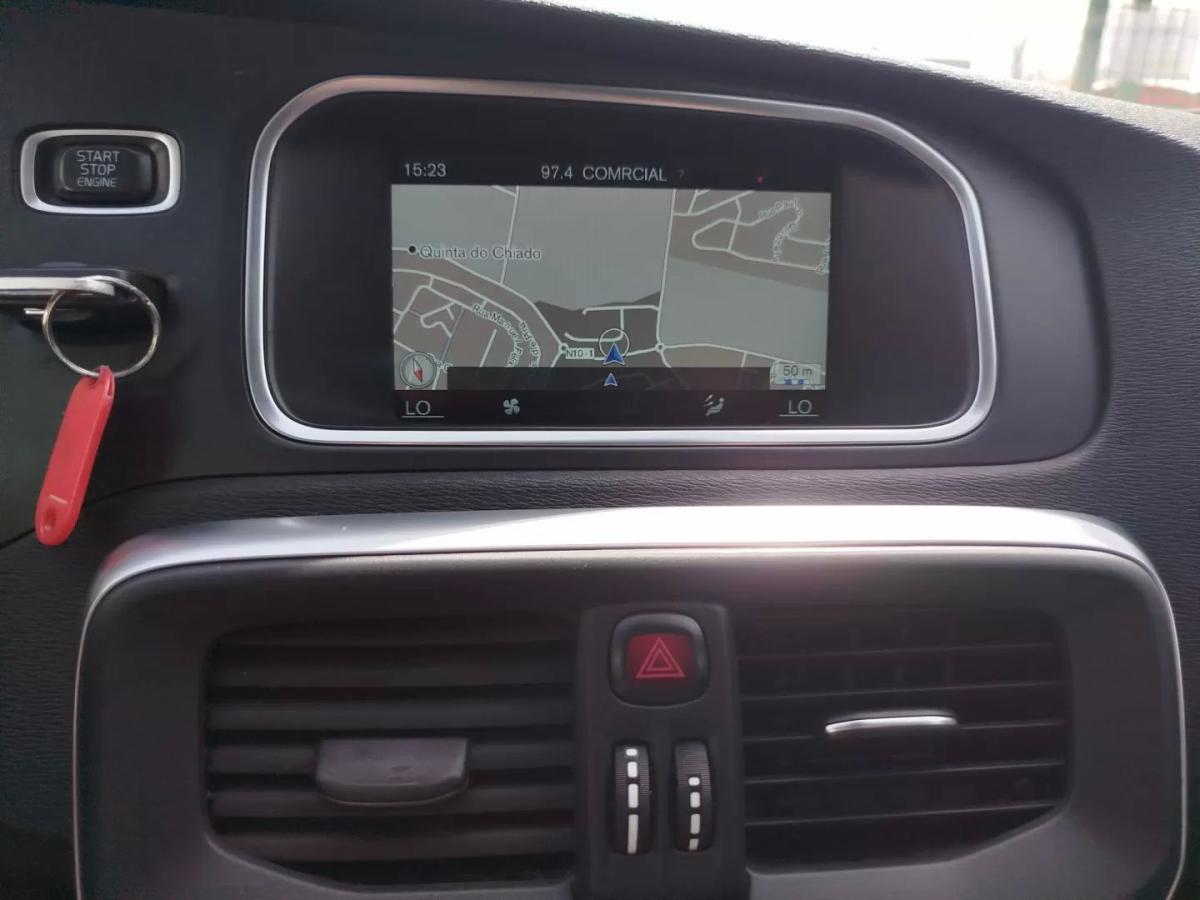 volvo-v40-cross-country-2014-diesel-1560cc