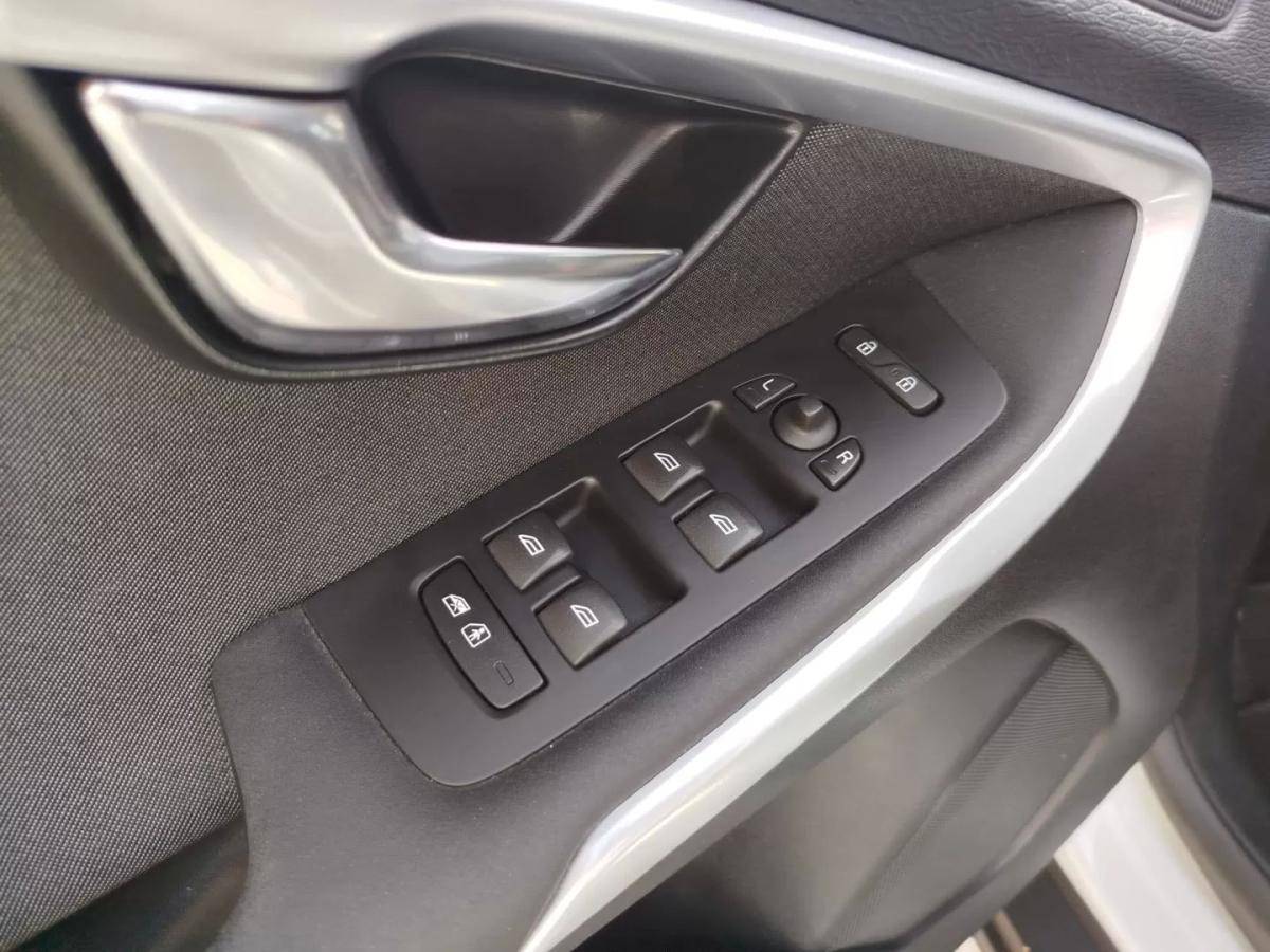volvo-v40-cross-country-2014-diesel-1560cc