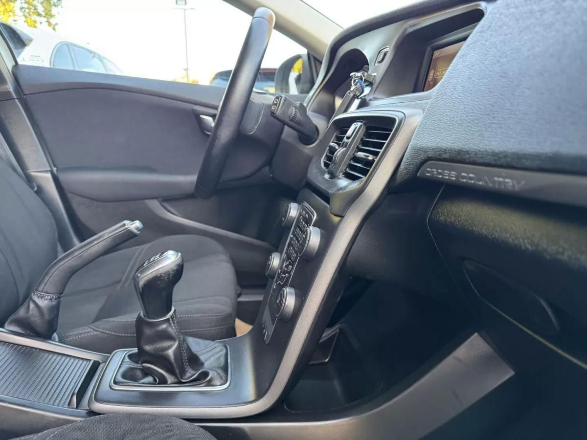 volvo-v40-cross-country-2014-diesel-1560cc