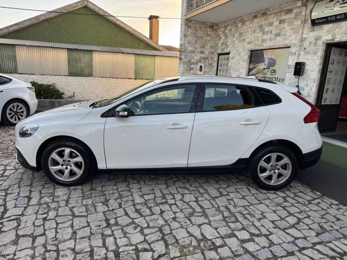 volvo-v40-cross-country-2014-diesel-1560cc