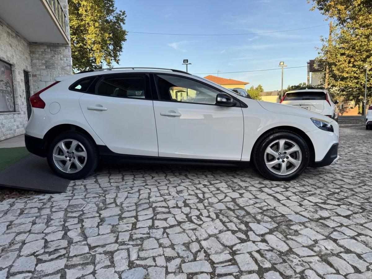 volvo-v40-cross-country-2014-diesel-1560cc