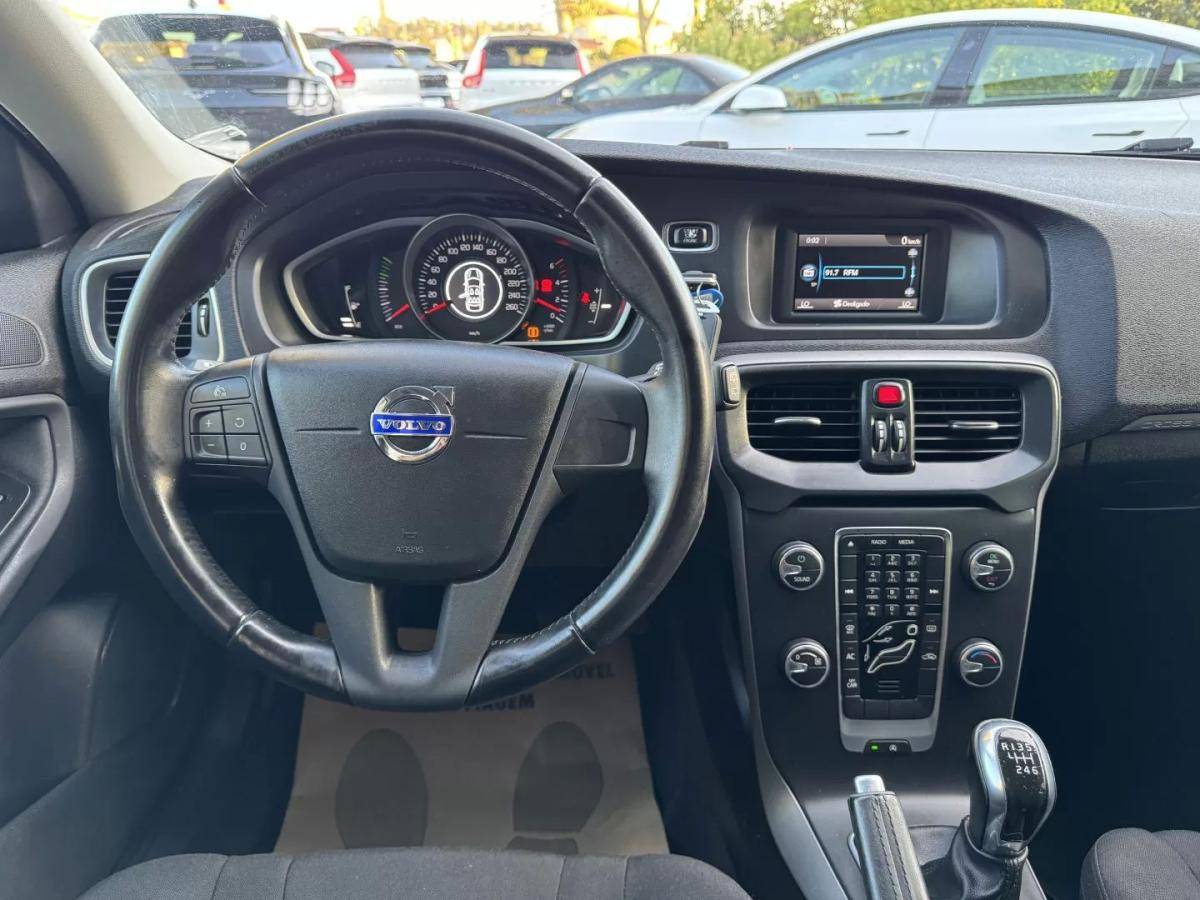 volvo-v40-cross-country-2014-diesel-1560cc