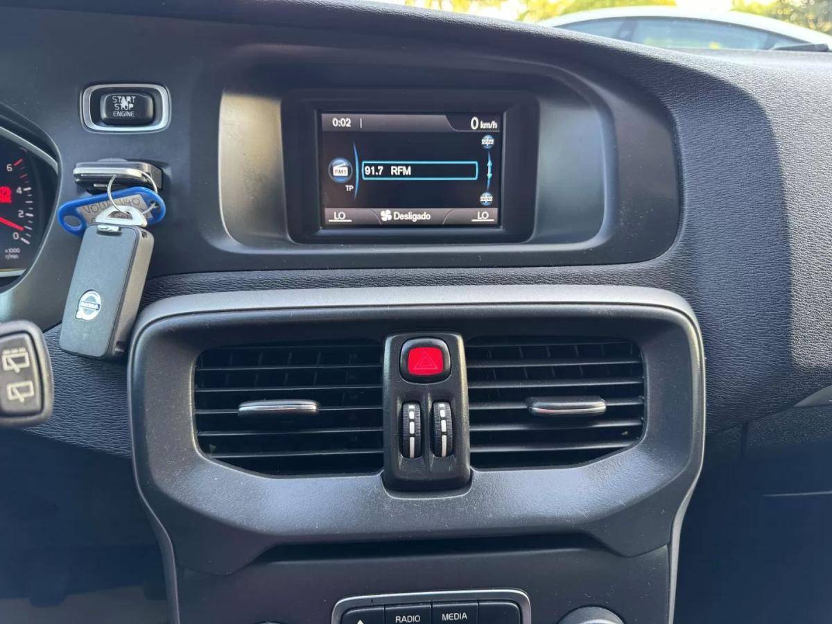 volvo-v40-cross-country-2014-diesel-1560cc