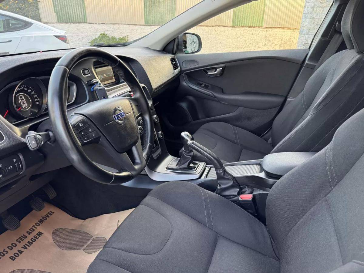 volvo-v40-cross-country-2014-diesel-1560cc
