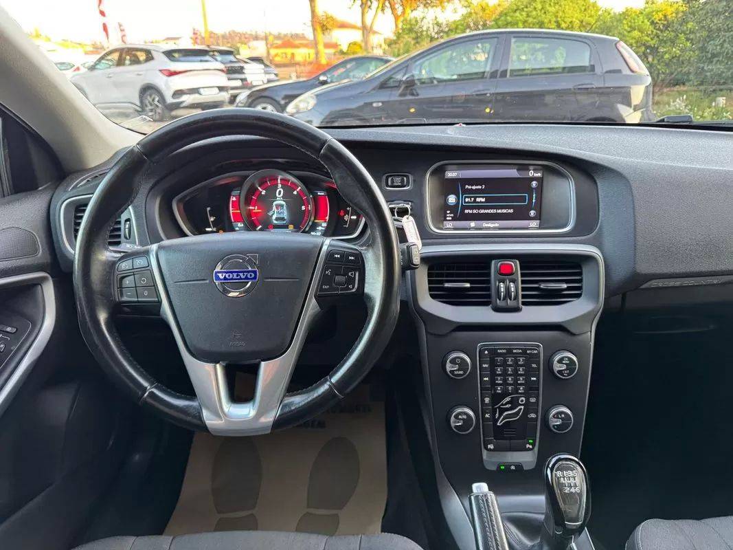 volvo-v40-cross-country-2013-diesel-1560cc