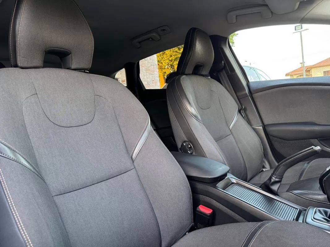 volvo-v40-cross-country-2013-diesel-1560cc
