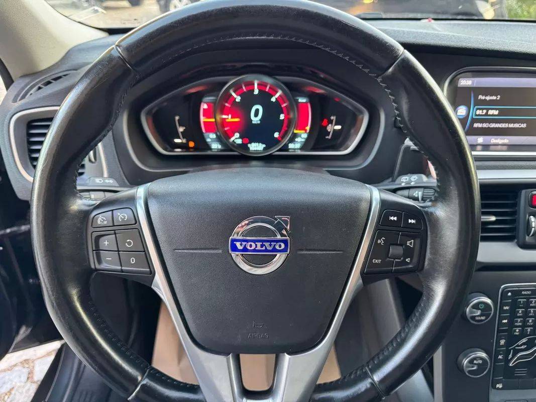 volvo-v40-cross-country-2013-diesel-1560cc