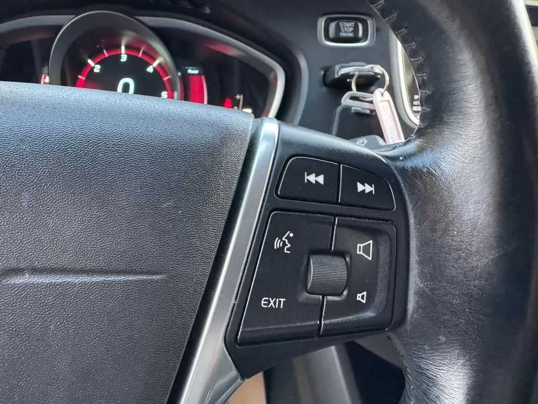 volvo-v40-cross-country-2013-diesel-1560cc