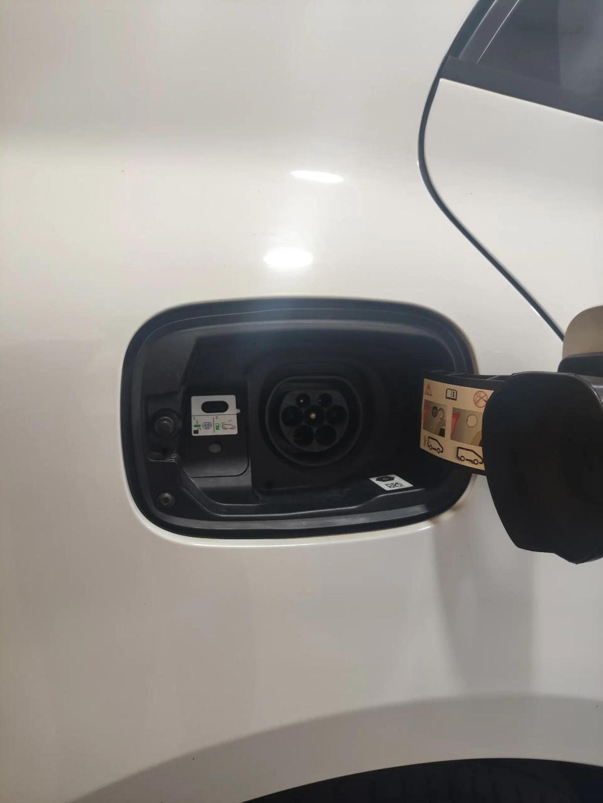 renault-megane-2023-hibrido-a-gasolina-1598cc