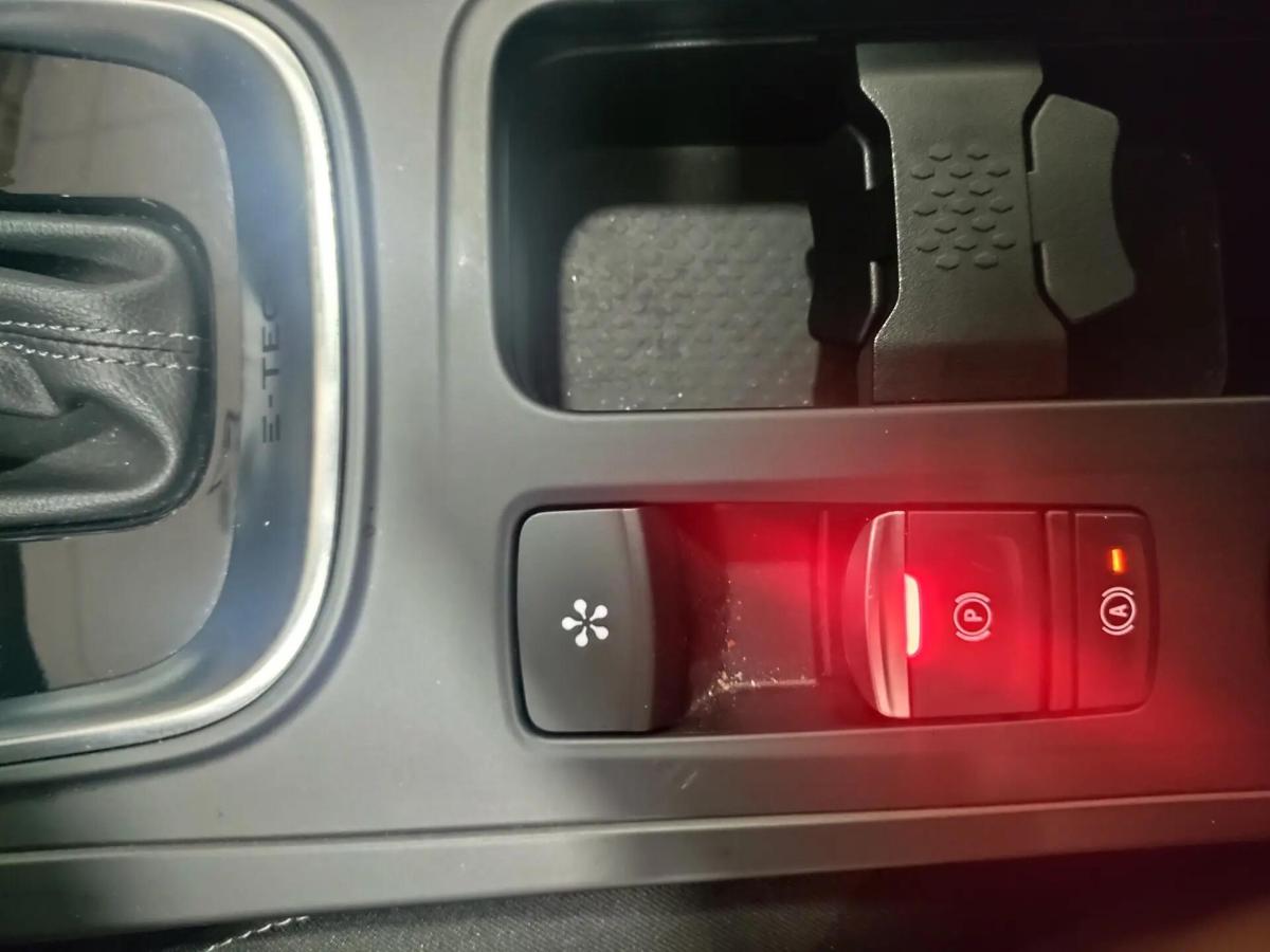 renault-megane-2023-hibrido-a-gasolina-1598cc