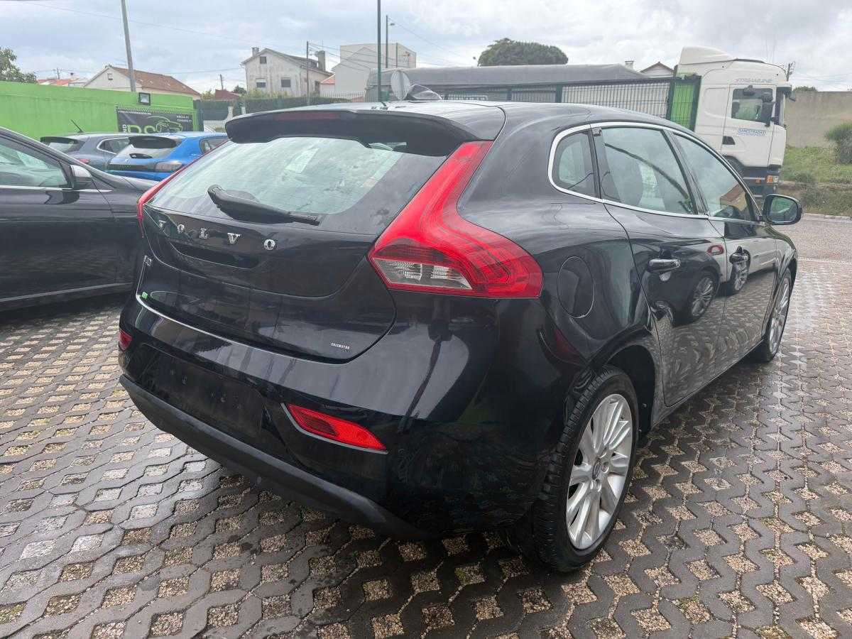 volvo-v40-2014-diesel-1560cc