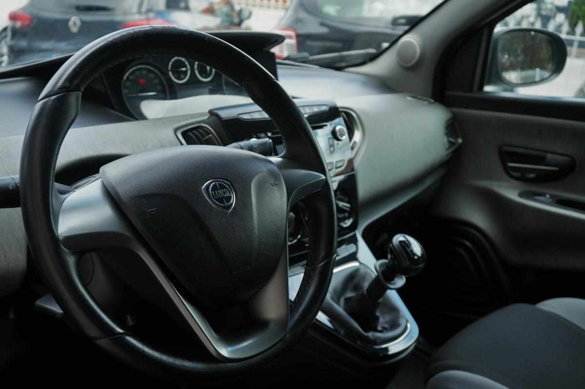 lancia-ypsilon-1-2-2013-gasolina-1242cc