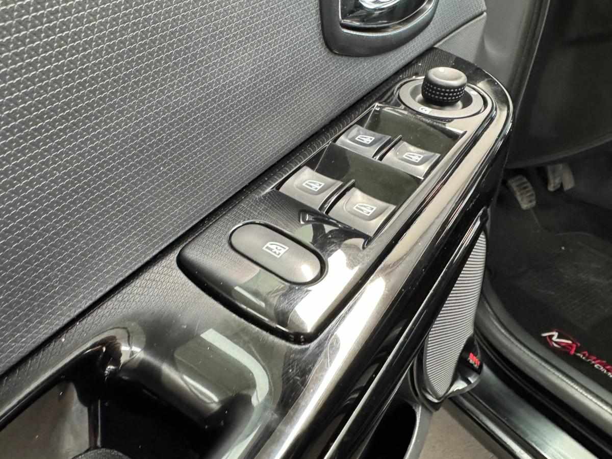 renault-clio-sport-tourer-2014-diesel-1461cc