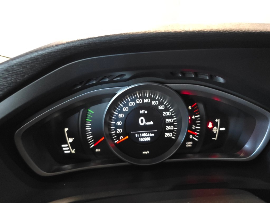 volvo-v40-2013-diesel-1560cc