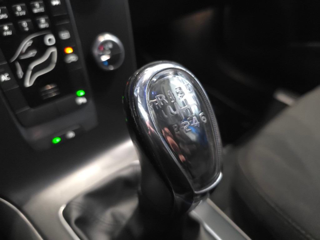 volvo-v40-2013-diesel-1560cc