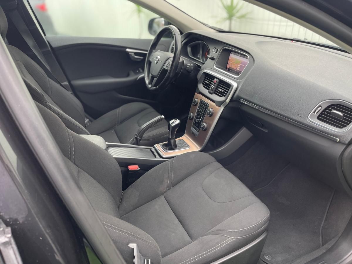 volvo-v40-cross-country-2018-diesel-1969cc