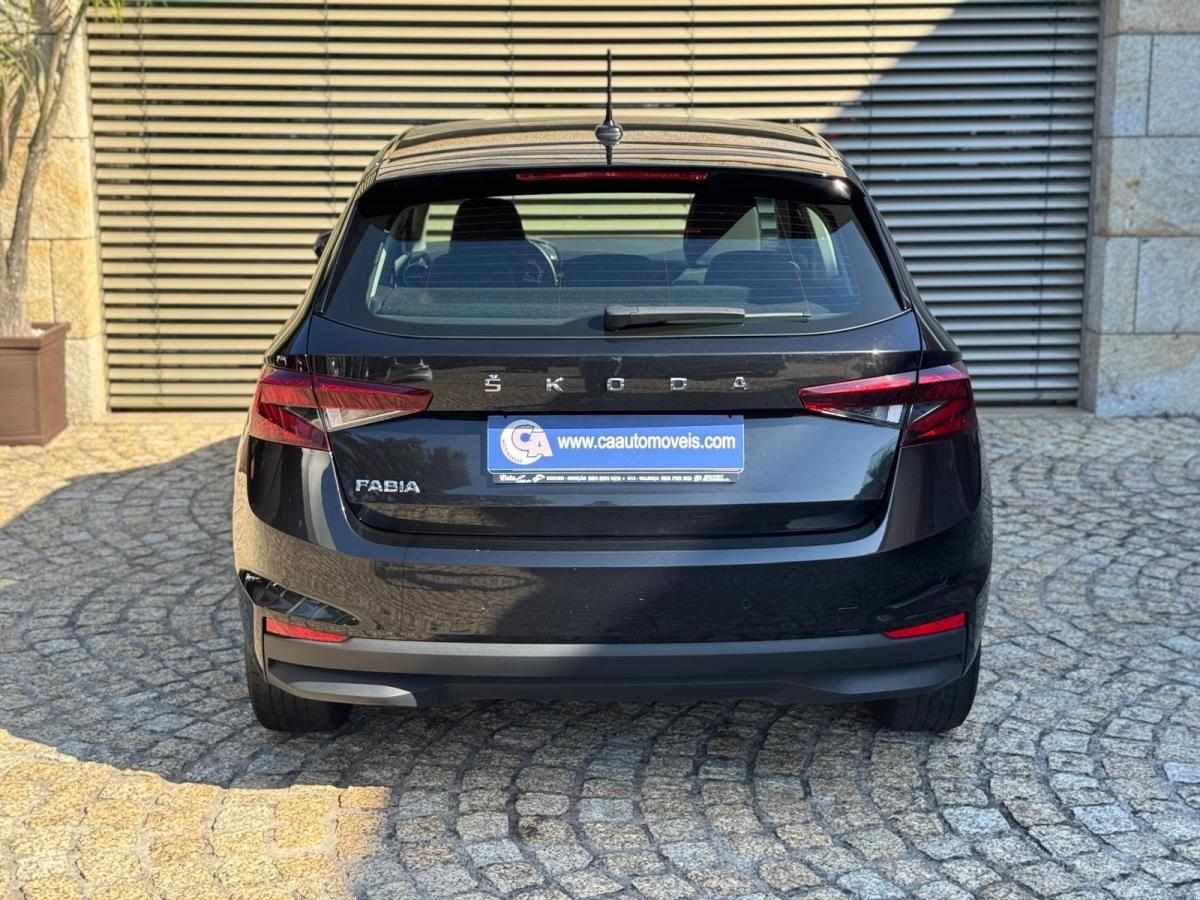 skoda-fabia-2023-gasolina-999cc