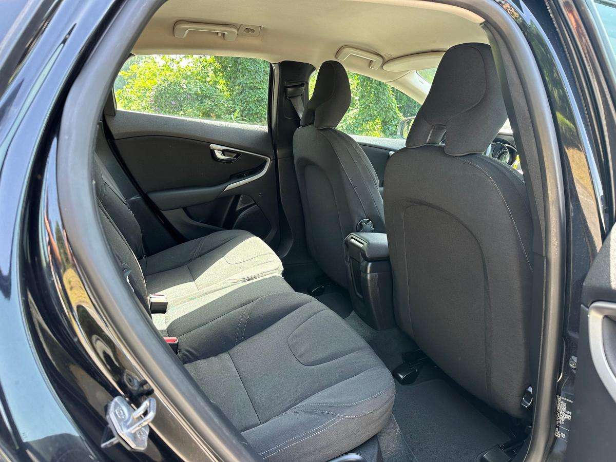 volvo-v40-cross-country-2015-diesel-1560cc