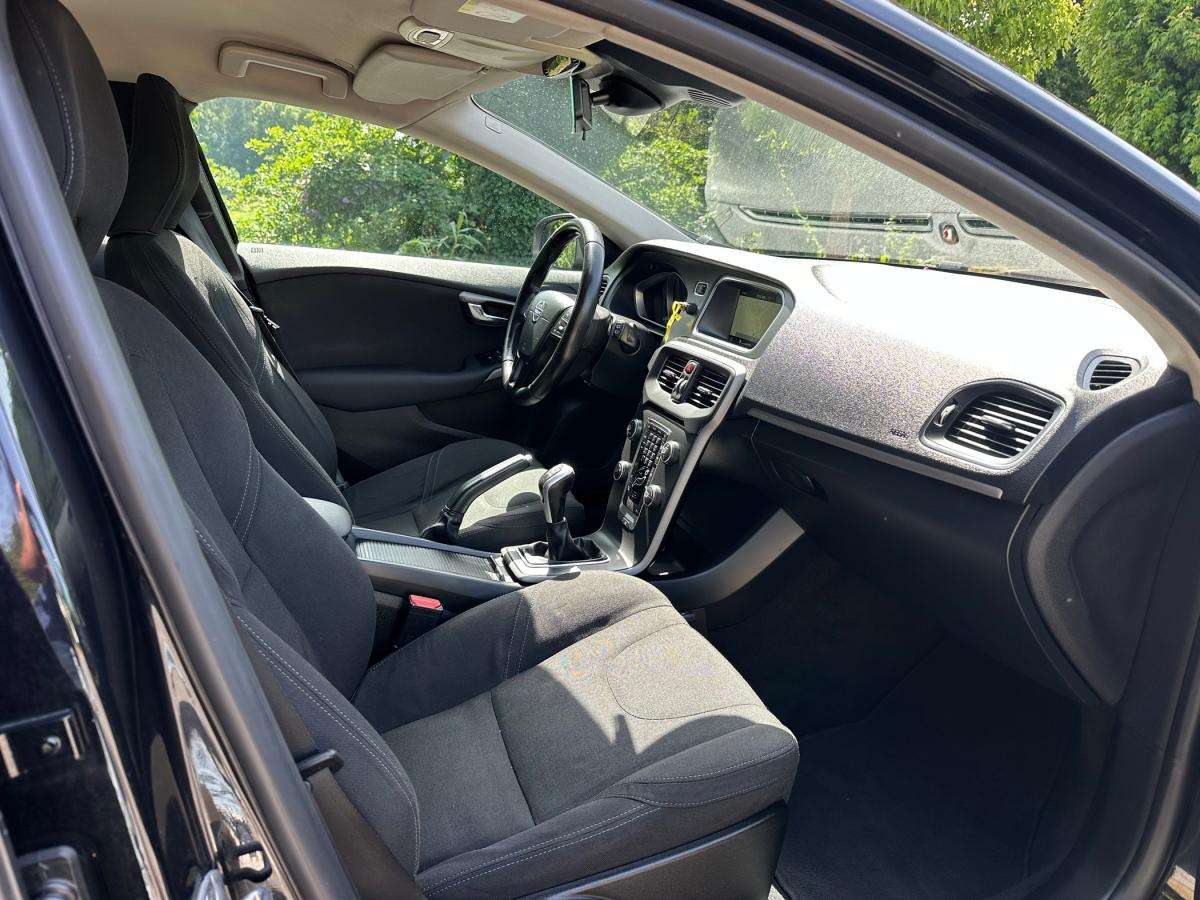 volvo-v40-cross-country-2015-diesel-1560cc