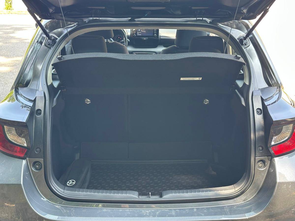 toyota-yaris-2022-hibrido-a-gasolina-1490cc